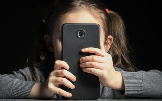 Dzieci spędzają przed ekranem smartfona i telewizora zbyt wiele czasu. Skutki? Samotność, agresja i gorsze wyniki w nauce