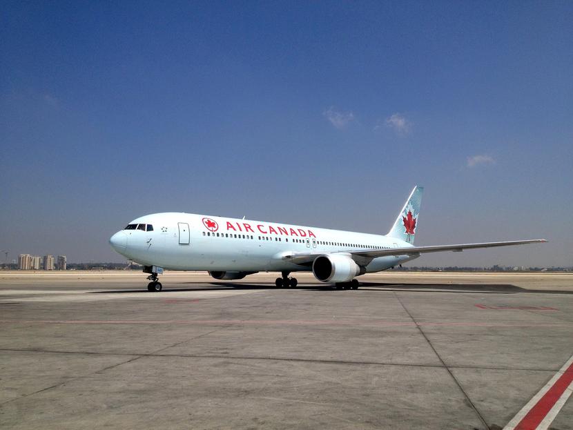 Samolot linii lotniczej Air Canada Samolot linii lotniczej Air Canada