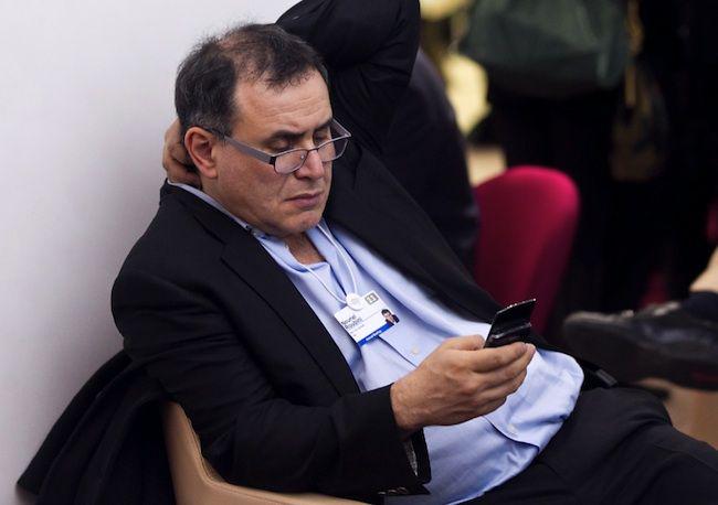 Nouriel Roubini ze smartfonem. Czy wrzuca w tym momencie coś na Twittera? (fot. Bloomberg)