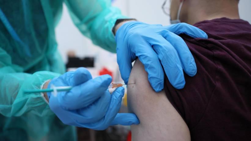 To kolejna ministerialna propozycja, która ma przyspieszyć masowe szczepienia przeciwko COVID-19/PAP