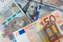 Dolar i frank dalej będą tanieć szybciej niż euro
