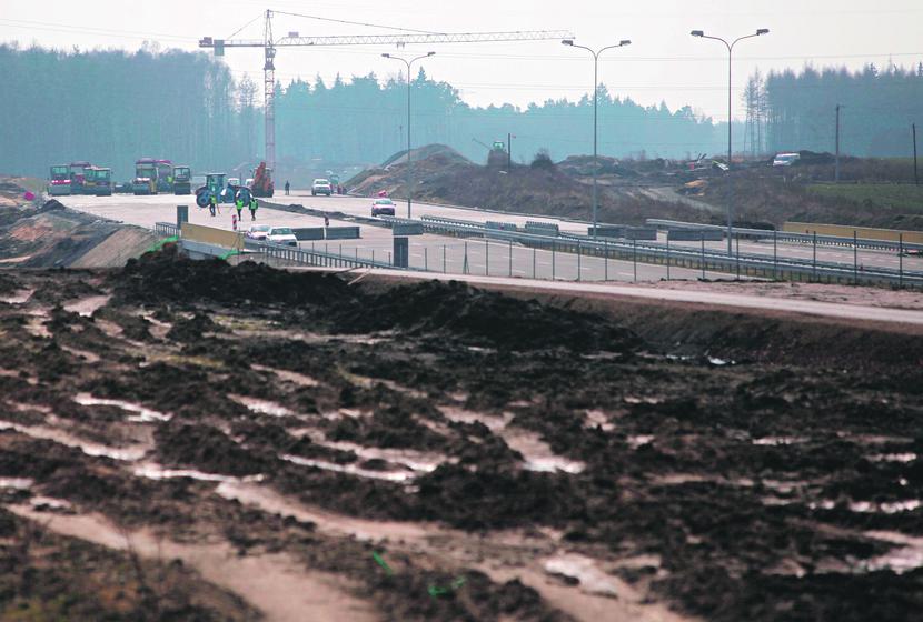 KOSZTOWNE BUDOWY: 100 mld zł — na tyle szacowane są kontrakty drogowe w obecnej perspektywie unijnej. Kwota wydatków będzie jednak wyższa, bo wykonawcy uciekają z kontraktów, więc drogowa dyrekcja musi organizować nowe przetargi i szukać chętnych na dokończenie tras. [FOT. WM]