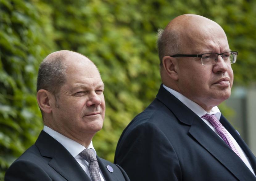 Olaf Scholz (z lewej), Peter Altmaier, fot. Bloomberg
