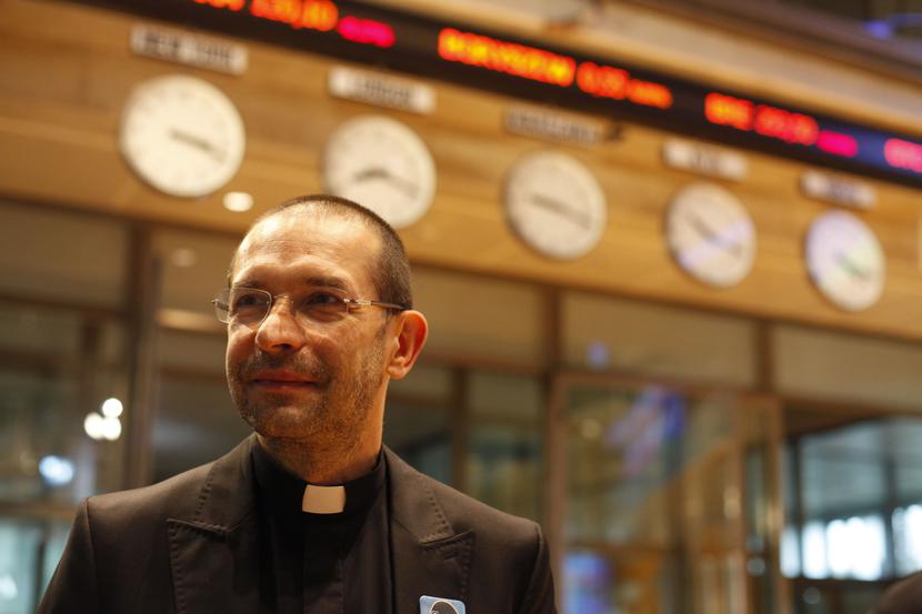 SZLACHETNY BIZNES: Duszpasterz akademicki i ludzi biznesu, promotor CSR od lat pracuje z wolontariuszami
 — wychowuje i uczy mądrze pomagać innym. Sam mówi o sobie, że kocha bogatych, ale tak, by pomagali
 biednym. Ksiądz Jacek Stryczek, założyciel i prezes Stowarzyszenia WIOSNA, organizatora Szlachetnej Paczki
 i Akademii Przyszłości, rozkręcił biznes z korzyścią dla wszystkich. [FOT. WM]