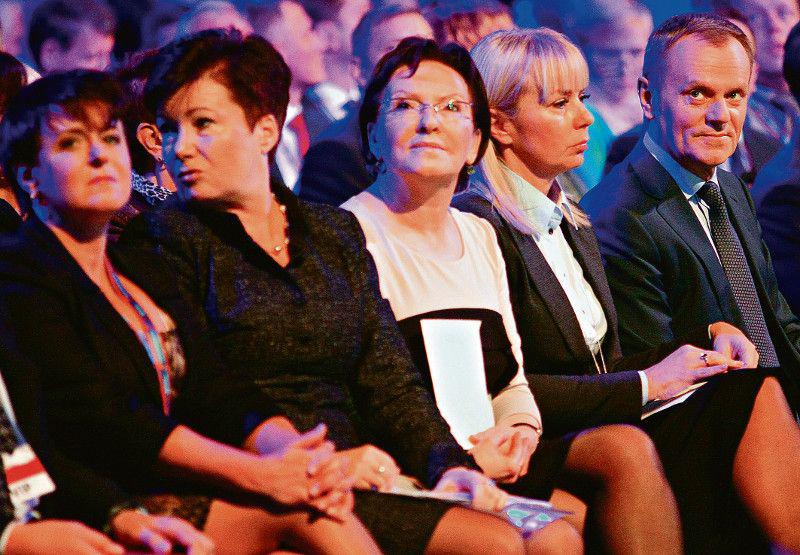 W sobotę pierwszą wiceszefową PO została marszałek Ewa Kopacz, a szef rządu obiecał poparcie dla zasady tzw. suwaka na listach wyborczych partii. Premier pochwalił się, że w parlamencie zasiadają 82 panie z PO. W rządzie są jednak tylko trzy, w tym w randze wicepremiera Elżbieta Bieńkowska, tyle samo zasiada w Radzie Gospodarczej przy Premierze. Donald Tusk ma więc wokół siebie ciągle dużo więcej mężczyzn. [FOT. EASTNEWS]