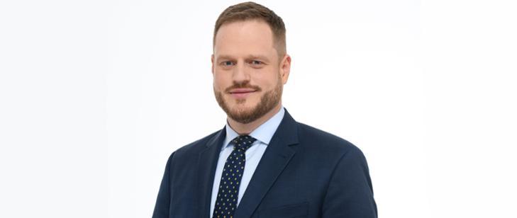 Minister cyfryzacji Janusz Cieszyński. W latach 2018-2020 był podsekretarzem stanu w Ministerstwie Zdrowia, który odpowiadał za informatyzację sektora zdrowia, w tym m.in. za nadzór nad Centrum Systemów Informacyjnych Ochrony Zdrowia. Podczas jego kadencji wdrożono takie projekty, jak Internetowe Konto Pacjenta, e-recepta czy e-skierowanie. Minister cyfryzacji Janusz Cieszyński. W latach 2018-2020 był podsekretarzem stanu w Ministerstwie Zdrowia, który odpowiadał za informatyzację sektora zdrowia, w tym m.in. za nadzór nad Centrum Systemów Informacyjnych Ochrony Zdrowia. Podczas jego kadencji wdrożono takie projekty, jak Internetowe Konto Pacjenta, e-recepta czy e-skierowanie.