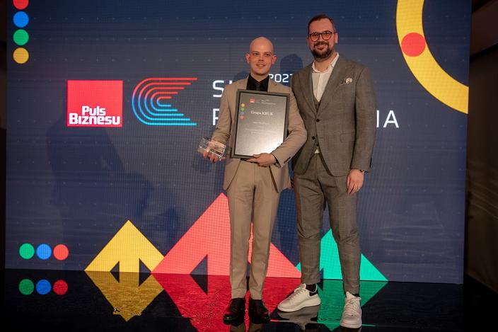 Igor Tcaplin z KRUK S.A. odebrał nagrodę w kategorii Nowoczesne narzędzia i technologie w zarządzaniu ludźmi z rąk Adama Marony z Grupy OLX. Rozwiązanie firmy pozwala na krócenie czasu generowania raportów z 13 dni roboczych do 6 godzin.