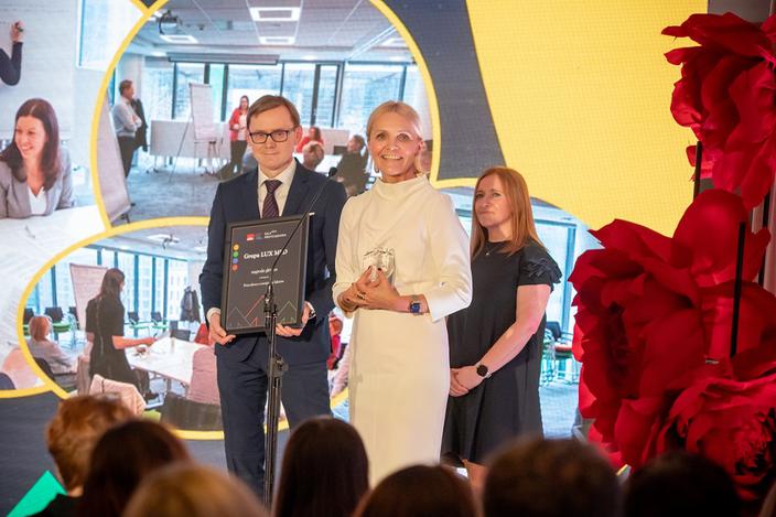 Mirosław Suszek i Dorota Sawicz z Grupy LUX MED odebrali nagrodę w kategorii Pracodawca rozwijający liderów z rąk  Anny Korycińskiej z Bonnier Business Polska.