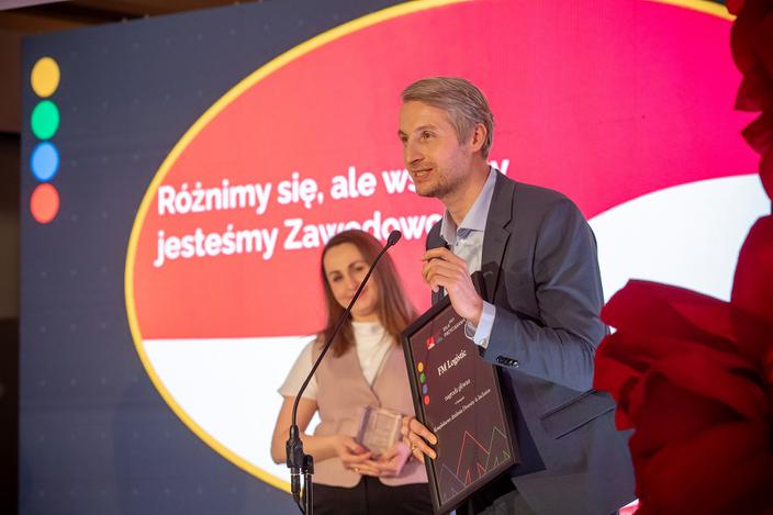 Katarzyna Komorowska z PwC wręczyła nagrodę za kompleksowe działania D&I firmie FM Logistic. – Otwieramy pracowników na różnorodność i włączamy do organizacji osób innej narodowości, płci czy orientacji seksualnej – powiedział, odbierając nagrodę, Dawid Strzyżak z FM Logistic.