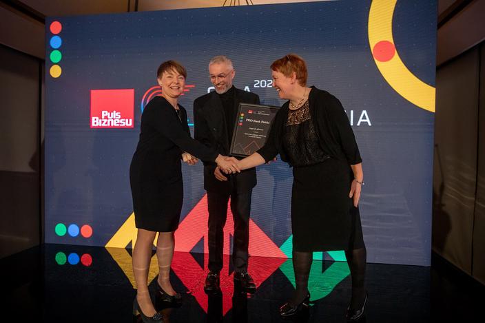 PKO Bank Polski zwyciężył w kategorii Efektywne działania wellbeing i work-life balance. Nagrodę z rąk Agnieszki Stojak, członkini zarządu Bonnier Business Polska, odebrali przedstawiciele banku – Katarzyna Motelska oraz Kamil Forkasiewicz.