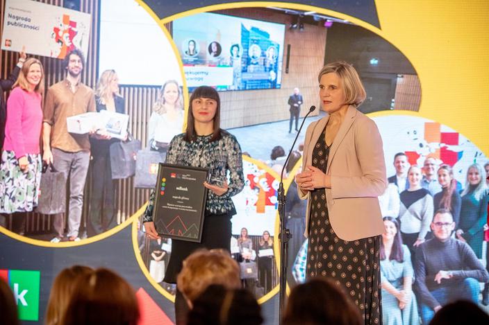 Misja Innowacja to projekt, który pozwala nam rozwijać kompetencje przyszłości – tak o zwycięskim projekcie w kategorii Wsparcie rozwoju pracownika – nowe kompetencje w nowej rzeczywistości mówiła Monika Sałasińska z mBanku. Statuetkę wręczyła Anna Podlewska z banku Crédit Agricole.