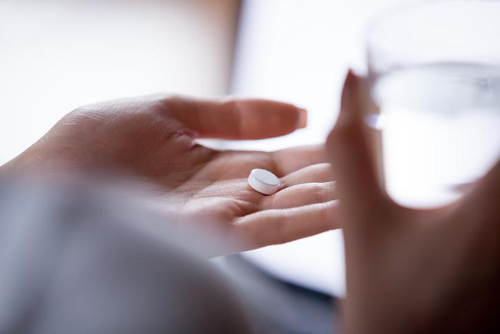 Wiele osób nadużywających opioidów czy stosujących je niewłaściwie, pozyskuje je ze źródeł legalnych: albo na receptę, albo po zmarłym pacjencie, który kiedyś był nimi leczony - zwrócił uwagę farmakolog. Wiele osób nadużywających opioidów czy stosujących je niewłaściwie, pozyskuje je ze źródeł legalnych: albo na receptę, albo po zmarłym pacjencie, który kiedyś był nimi leczony - zwrócił uwagę farmakolog.