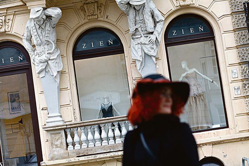 Maciej Zień, z butikami w Warszawie, Krakowie, Wrocławiu, Rzeszowie i USA, postanowił jeszcze odważniej wejść w biznes. Projektanci mają coraz ambitniejsze cele, ale nawet w ekskluzywnym świecie mody można trafić na minę. Przekonał się o tym Arkadius, który — załamany po oszustwie wspólnika — uciekł do Indii, gdzie zajmuje się projektowaniem mebli. [FOT. WM]