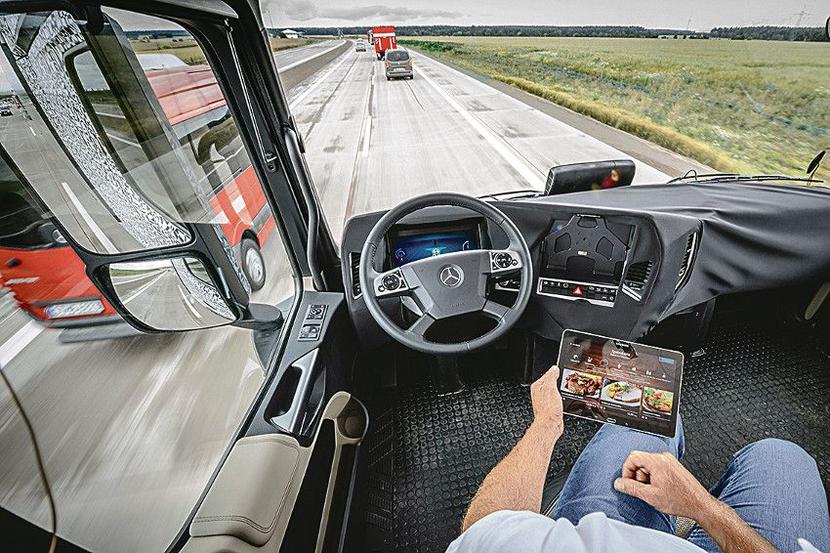 MENEDŻER CIĘŻARÓWKI: Kierowca przyszłości bardziej będzie zarządzał transportem, niż prowadził samochód – przynajmniej według Daimlera. Na szczęście koncern nie zakłada całkowitej eliminacji „czynnnika ludzkiego” z transportu drogowego. Na razie. [FOT. ARC]