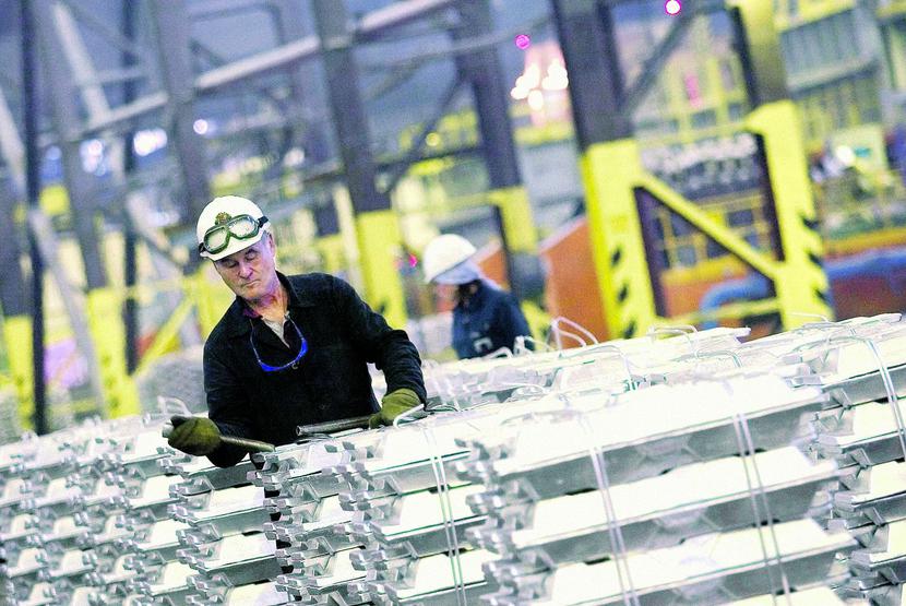 MNÓSTWO ZASTOSOWAŃ: Gąski aluminiowe
 przetapia się, tworząc z nich np. obudowy
 silników samochodowych czy kolumny
 kierownicze. Okazuje się jednak, że dla bankierów
 inwestycyjnych mogą być też atrakcyjną
 lokatą spekulacyjną. [FOT. BLOOMBERG]