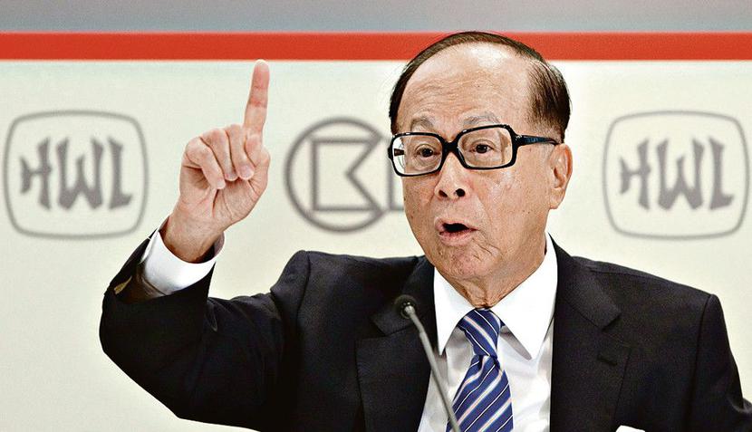 Li Ka-Shing to najbogatszy Azjata. Jest prezesem konglomeratu Hutchison Whampoa z majątkiem szacowanym przez Bloomberga na 28,3 mld USD. Daje mu to jednak na razie dopiero 18. miejsce w światowym rankingu. Wstaje codziennie o 5 rano, by zdążyć wysłuchać wiadomości w radiu, zagrać partyjkę golfa i przepłynąć kilkadziesiąt metrów. Miliarder nie lubi się spóźniać, więc jego zegarek (w 2011 r. zamienił Seiko na Citizena) spieszy się zawsze o 20 minut. W 2007 r. zainwestował w akcje Facebooka 100 mln USD. Zdążył. [FOT. BLOOMBERG]
 