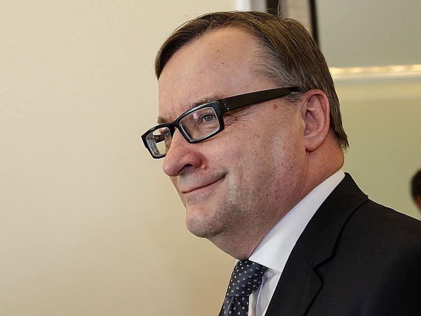 W GÓRĘ: Ministerstwo Sprawiedliwości, kierowane
 przez Marka Biernackiego, uważa, że planowana reforma KRS poprawi pozycję Polski w rankingu Doing Business dzięki skróceniu o połowę czasu rejestrowania spółek. [FOT. WM]
