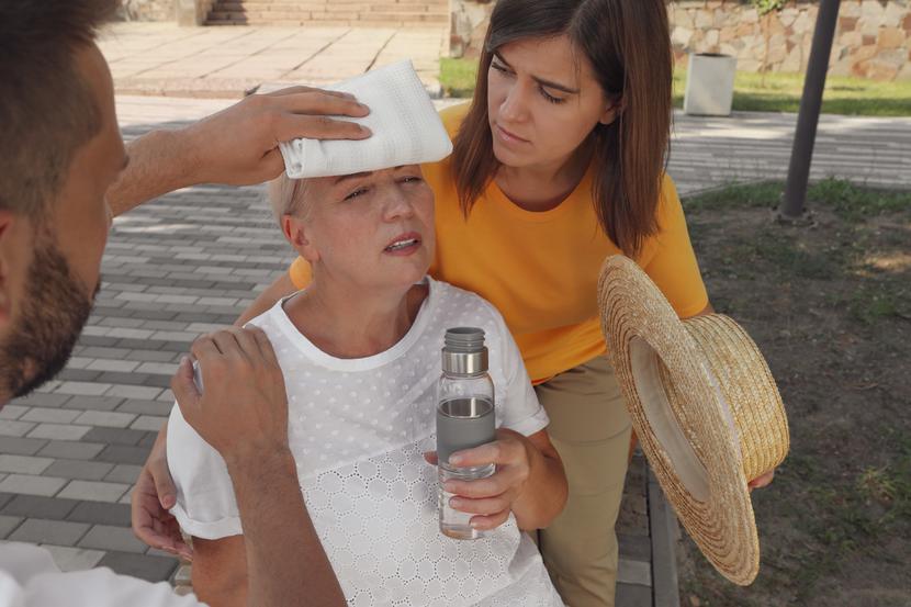 W temperaturze 30 stopni C. ubytek wody poprzez pocenie się i parowanie wynosi nawet pół litra. W temperaturze 30 stopni C. ubytek wody poprzez pocenie się i parowanie wynosi nawet pół litra.