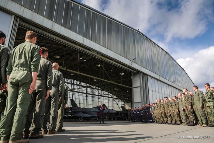 Jeden myśliwiec odszedł: Jeden myśliwiec odszedł:
