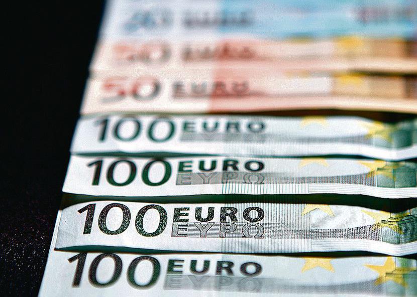 TANIEJ W EURO:
 Przelewy między kontrahentami z Europejskiego Obszaru Gospodarczego są najtańszą opcją wśród przelewów zagranicznych.
 [FOT. BLOOMBERG]