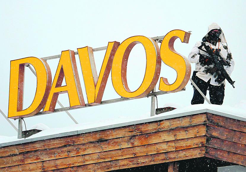 STOLICA
 ŚWIATA: Na kilka
 dni Davos zamieni
 się w fortecę, bo
 będzie tu przebywać
 światowa
 śmietanka. Głowy
 państw, przywódcy
 duchowi i naukowcy
 uczestniczą
 w forum bezpłatnie.
 Przedstawiciele
 biznesu za prawo
 wstępu na ponad
 250 sesji i warsztatów
 muszą kupić bilety
 po 20 tys. USD.
 [FOT. BLOOMBERG]