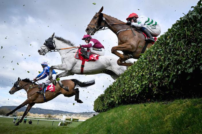 Dżokeje i ich konie rywalizują w Cross Country Chase, czwartym wyścigu drugiego dnia Cheltenham Festival na torze wyścigowym Cheltenham Racecourse w Cheltenham w zachodniej Anglii, 12 marca 2025 r.