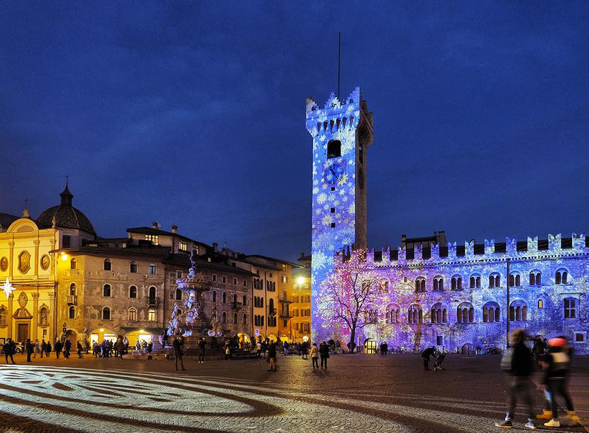 Swiąteczna iluminacja placu katedralnego (Piazza Duomo) w Trydencie