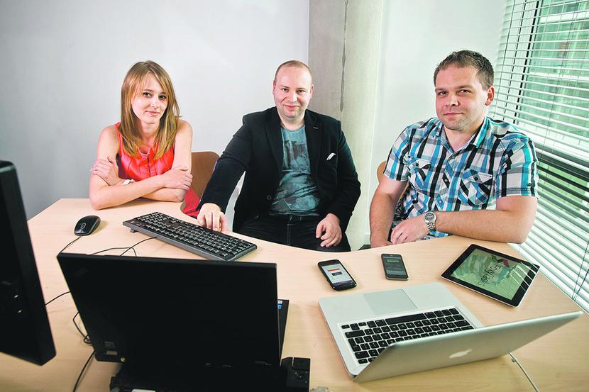 KOMUNIKACJA PROCENTUJE: Karolina Jankowska, Alek Kowalczyk i Przemysław Berliński (na zdjęciu od lewej) z firmy Offiserv podkreślają, że przygotowanie do targów to połowa sukcesu. Nie można liczyć na łut szczęścia. Warto dowiedzieć się, kto się na nich pojawi, znaleźć grupę docelową i skontaktować się z nią. [FOT. MATEUSZ OCHOCKI] 